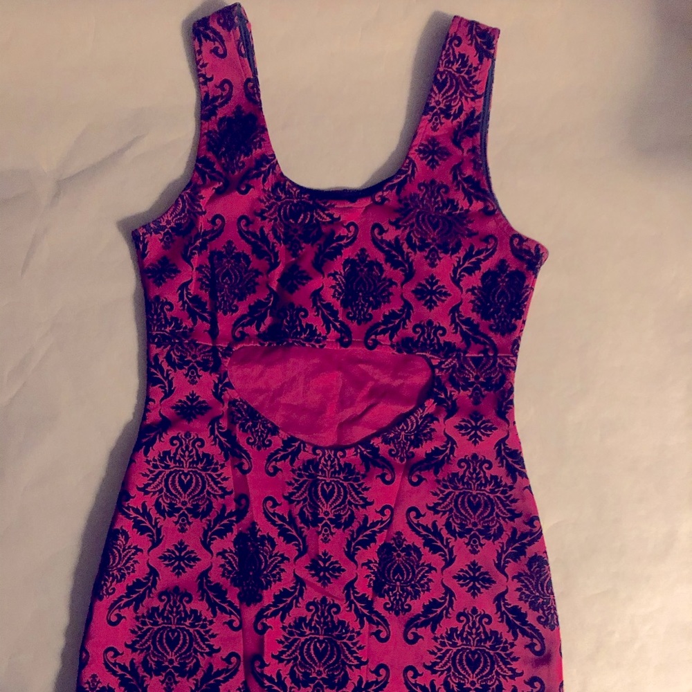 Stunning dress, perfect for the holidays!